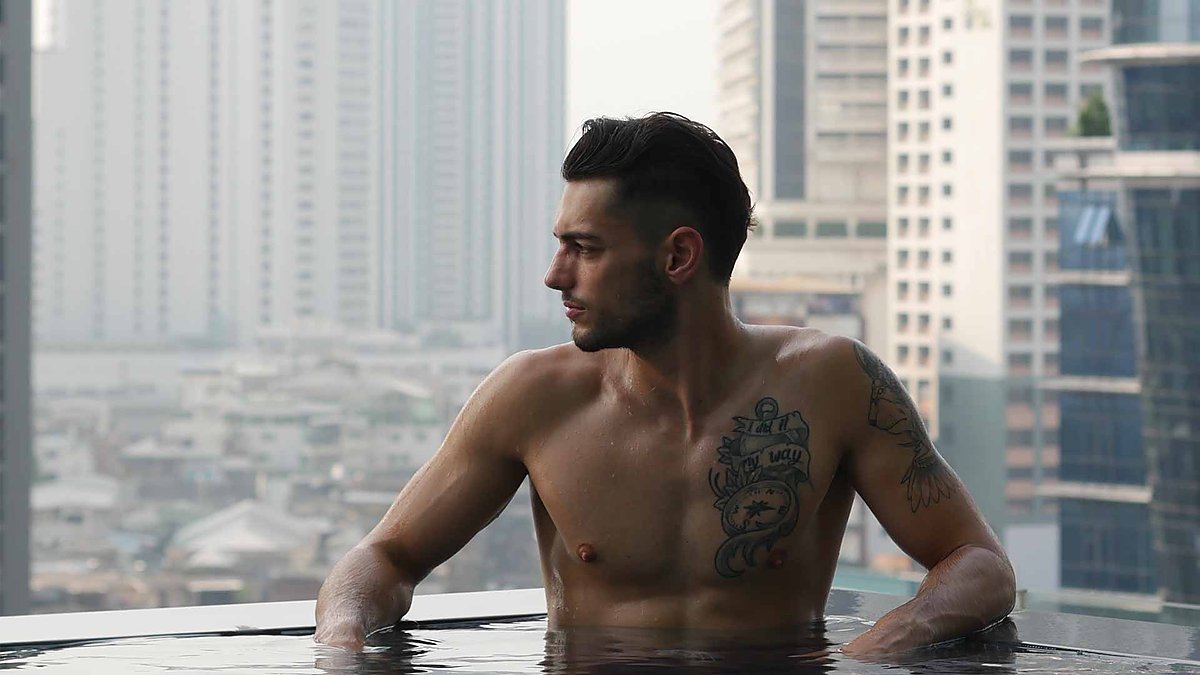 Erhan Güngör auf einer Dachterrasse über der Skyline