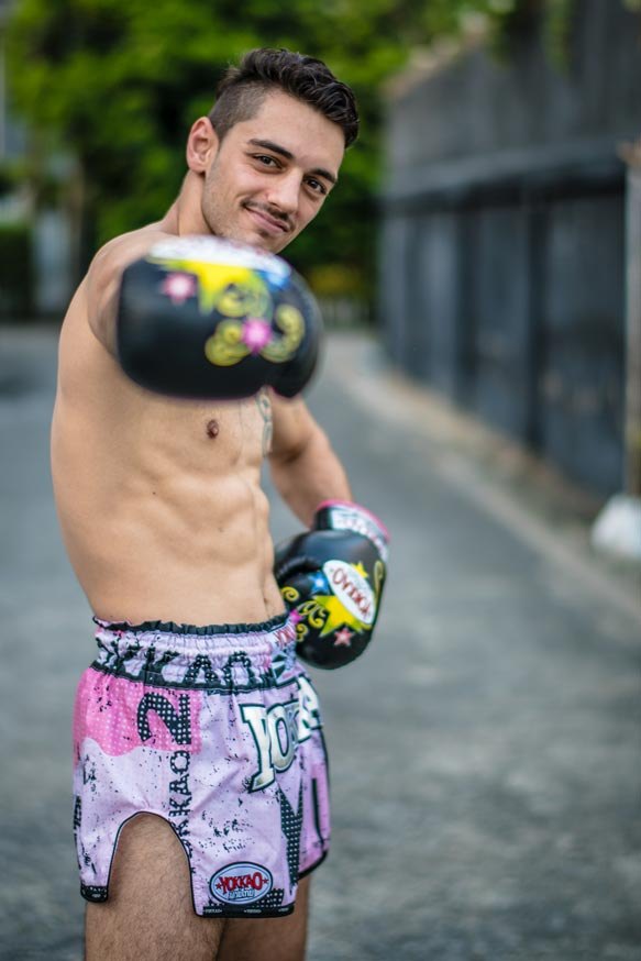 Erhan Güngör in YOKKAO-Shorts mit Boxhandschuhen